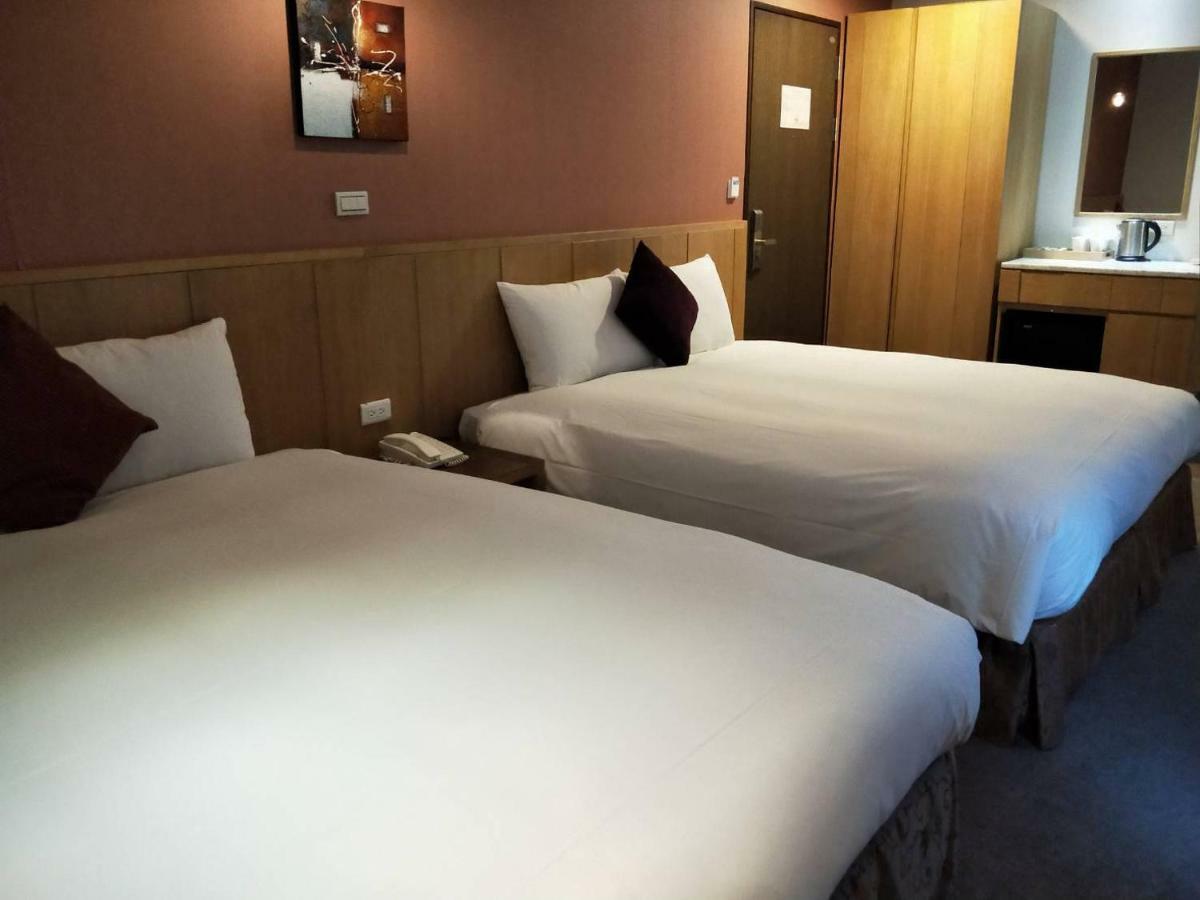In Young Hotel Kaohsiung Buitenkant foto
